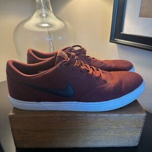 Nike Men's Burgundy Sneakers